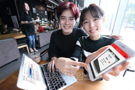 KT(대표 황창규)는 아이폰 전용 공인인증서 애플리케이션(앱)인 '올레 인증서'를 PC에서도 쓸 수 있도록 '스마트인증' 기능을 추가했다고 27일 밝혔다. 회사 모델이 서비스를 시연하고 있다. <KT 제공>